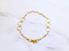 Cargar imagen en el visor de la galería, Pulsera Chapa de Oro Perlas y Círculos